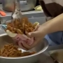 濱州一阿姨賣夾餅90度敞開往里塞肉，價格卻始終6元！